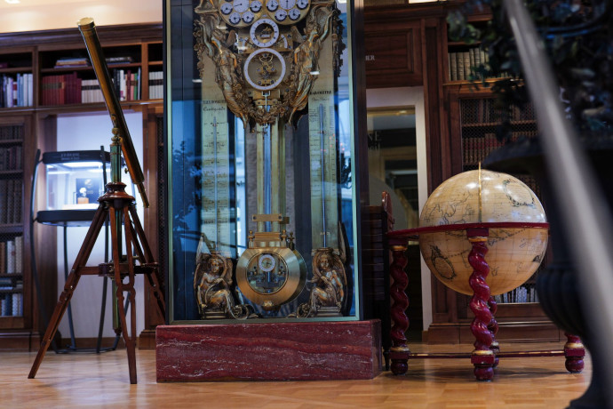 François-Paul Journe nous reçoit dans le bâtiment historique de la manufacture, devant une bibliothèque de manuscrits rares, entre autres chefs-d’œuvre d’horlogerie.