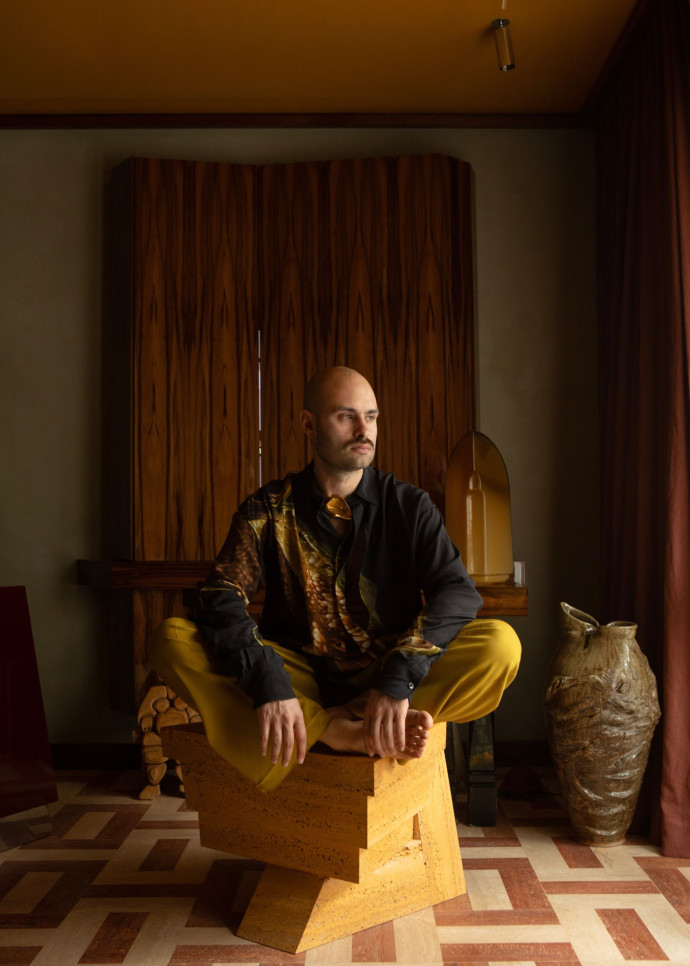 Portrait de l’architecte Hugo Toro dans son appartement parisien.