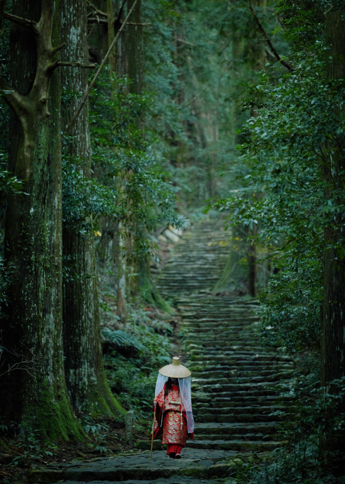 Femme japonaise habillée en tenue traditionnelle.