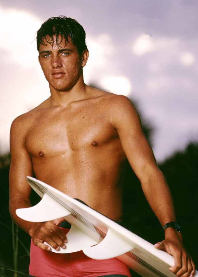 À ses débuts en 1991. Un an plus tard, il remporte les Pipeline Masters, son premier titre mondial.