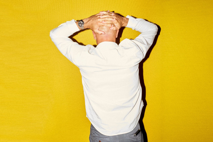 À 53 ans, la légende vivante, qui a profité des conseils de ses pairs, se met à l’heure de la transmission (chemise et pantalon perso, montre Breitling).