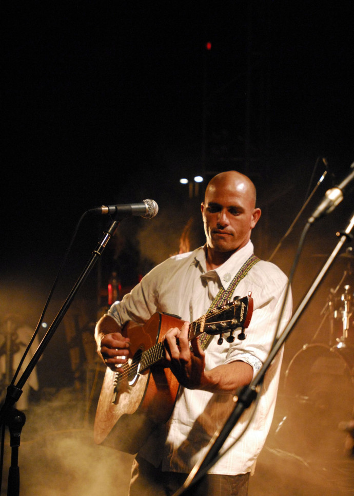 Musicien à ses heures, il a fondé The Surfers en 1998 et continue à composer et donner des concerts (ici, en 2007).