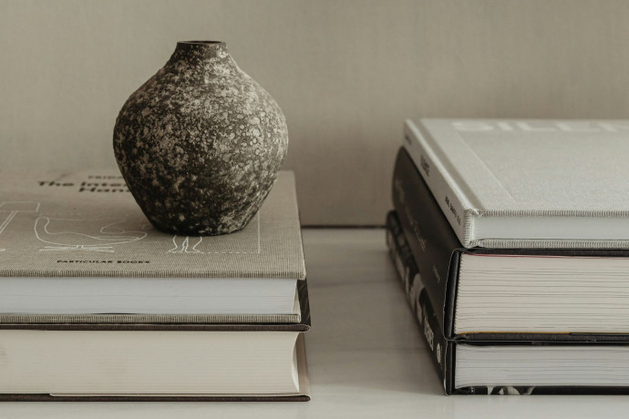 Bien plus que de simples figurants de bibliothèques, ces beaux livres dévoilent les secrets de l’art et des soirées mondaines d’antan, 2025 - TGL