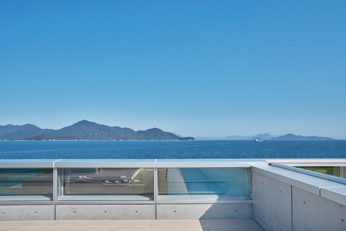 Le musée Simose s’inscrit dans le prolongement de la mer intérieure de Seto, avec l’île sacrée d’Itsukushima en toile de fond.