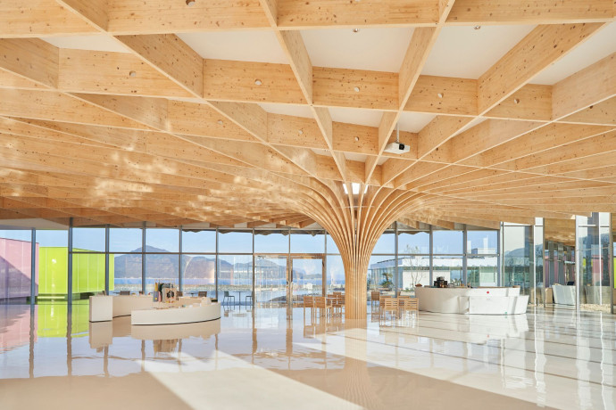 La charpente en bois du musée Simose, signature de Shigeru Ban, incarne les valeurs de son architecture : durabilité et emploi des savoir-faire locaux et artisanaux.