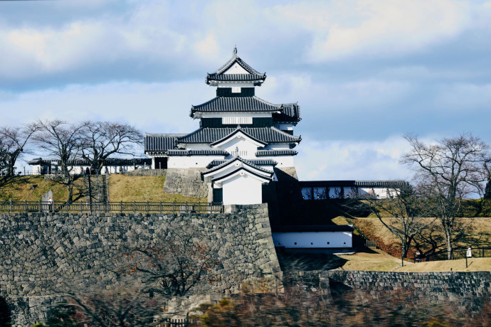 Le trajet permet de découvrir le nord de l’île de Honshu et ses beautés, comme le château de Komine, dans la préfecture de Fukushima.