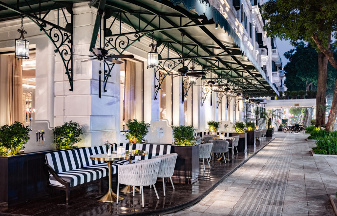 La Terrasse, où l’on peut prendre son petit-déjeuner comme son dîner, évoque un Hanoï d’antan.