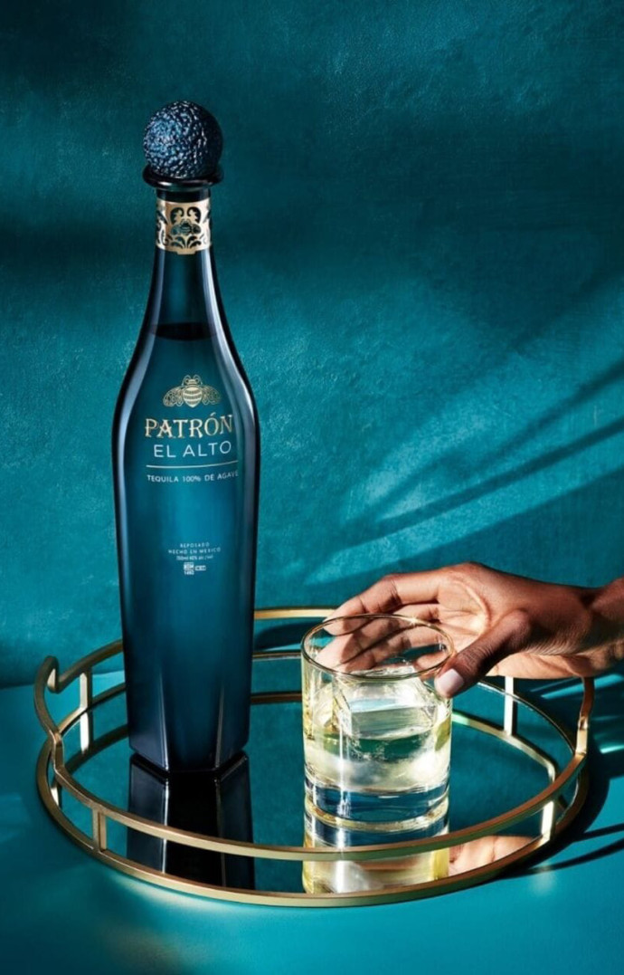 La bouteille auxteintes azur est inspirée des champs d’agave des hautes terres de Jalisco.
