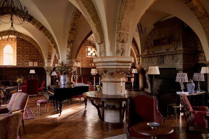 L’Abbaye des Vaux-de-Cernay, avec ses tables réservées et ses initiés, cache un autre rythme derrière ses murs gothiques, 2025 - TGL