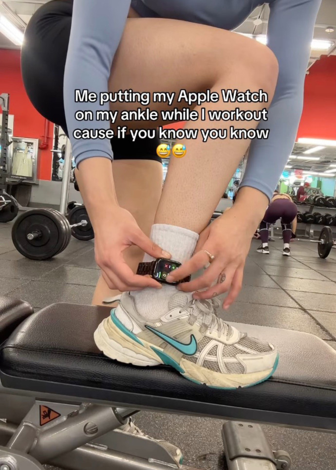 Les performances ne sont pas les seules responsables de ce e tendance Apple Watch à la cheville. L’autre incriminée, c’est la peau, plus précisément les tatouages, qui, selon certains afi cionados, peuvent interférer avec les capteurs de la montre. En cause ? La photopléthysmographie, technique utilisée pour mesurer la fréquence cardiaque.
