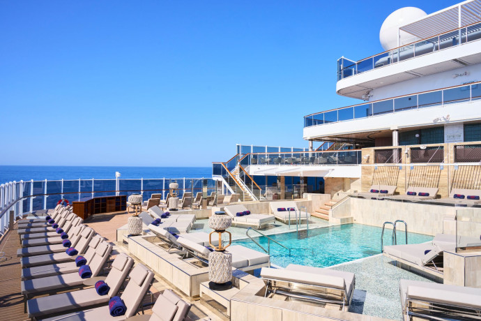 La piscine avec vue de l’Explora Journeys.