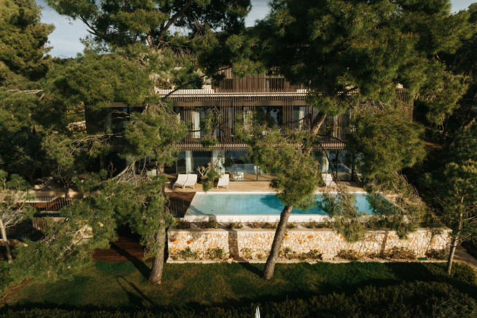 Les villas, allant jusqu’à 500 m², disposent de piscines à débordement chauffées et de jardins où l’on ne se lasse pas d’admirer la mer.
