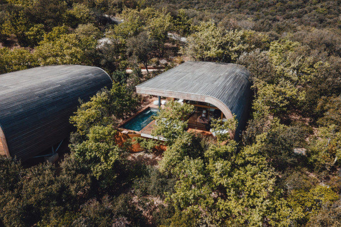 Perché sur les hauteurs du village de Cabrières, dans l’Hérault à 45 minutes de Montpellier, Souki Lodges & Spa est une adresse aussi confidentielle que spectaculaire.