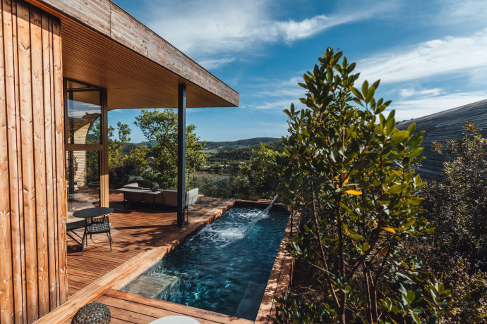 Ouverts à 180° sur la nature, ils sont dotés de larges baies vitrées, d’une terrasse avec jacuzzi privatif et d’une décoration épurée mêlant bois clair, béton ciré, lin et objets design.