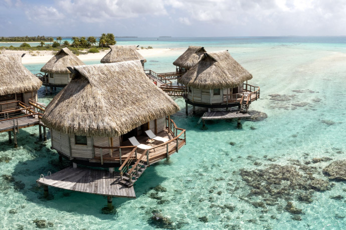 Les bungalows sur l’eau du Tikehau by Pearl Resorts en Polynésie.