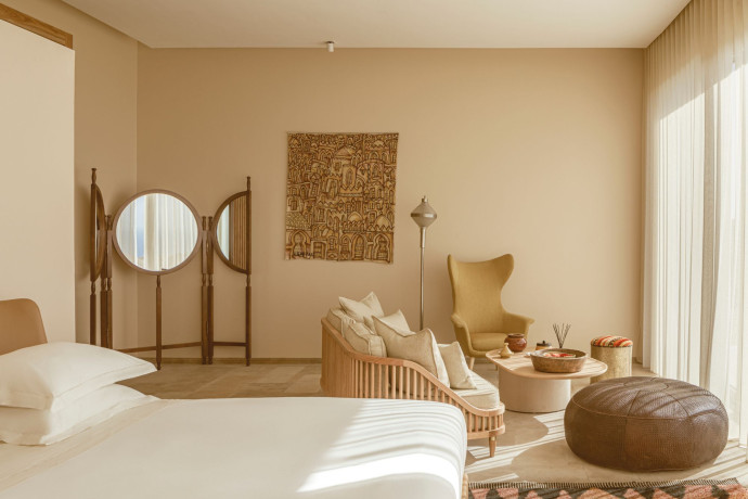 Les suites, entre 70 et 120 m², sont tournées vers l’océan et disposent d’une terrasse privée avec vue sur les dunes. Slow travel assuré.