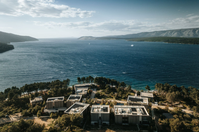 Vue aérienne du Maslina Resort, l’endroit parfait pour un slow travel en Croatie.