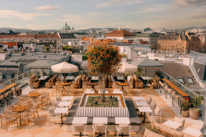 Le rooftop du Hoxton avec sa vue sur les monuments de Vienne.