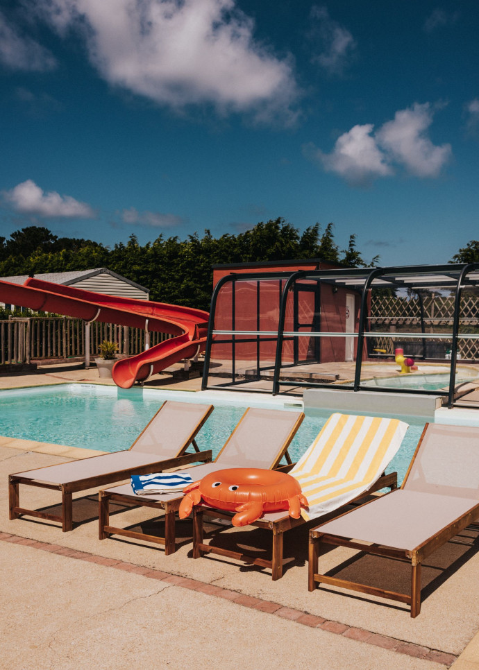 La piscine avec toboggan du Camping Liberté à Landrellec.