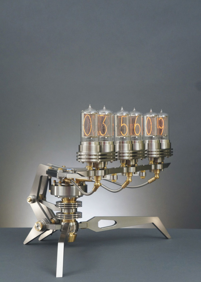 Horloge Nixie Machine III, édition limitée à 18 pièces, disponible à la M.A.D. Gallery, Genève, Dubaï, Hong Kong et Taipei, Frank Buchwald.