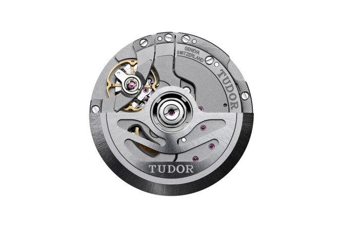 C’est le premier calibre mis au point par la manufacture Kenissi, la dernière-née des motoristes, créée en 2016 par Tudor afin de l’équiper en mouvements maison.