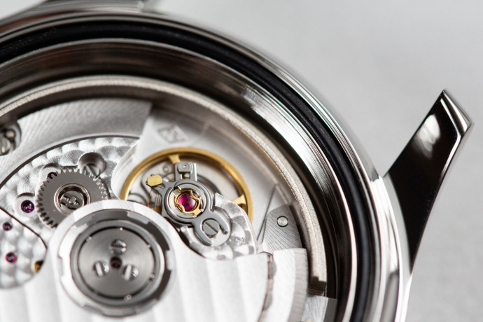 Sous le capot d’une montre, il y a toujours un « moteur ». Mais lequel ? Hormis quelques maisons qui les manufacturent, la plupart des marques se les procurent chez les mêmes motoristes… sans toujours afficher une grande transparence. Tour d’horizon des mouvements les plus célèbres, 2025 - TGL