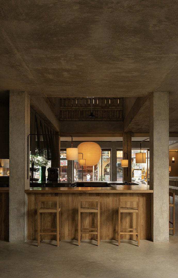 Les dîners de Marion Chateu se déroule autour d’un bar qui convoque une certaine esthétique japonaise.