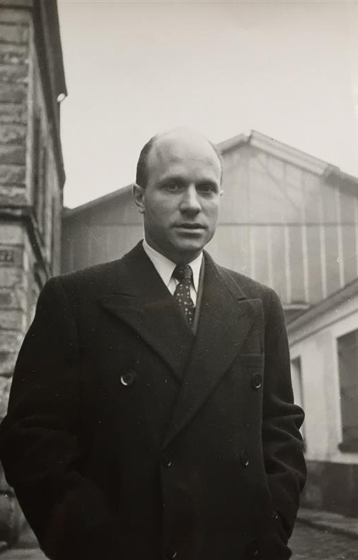Marcel Bich, impasse des Cailloux à Clichy, dans les années 50.