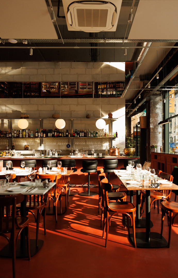 Avec son allure de bistro parisien, Ypseli détonne.