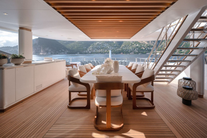 Les yachts de luxe se multiplient dans les marinas et sur les mers du monde entier. Symbole de richesse et d’opulence, leur design ne semble connaître aucune limite. À l’abordage, 2025 -TGL