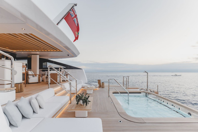 La piscine avec vue sur mer du Superyacht Asani.