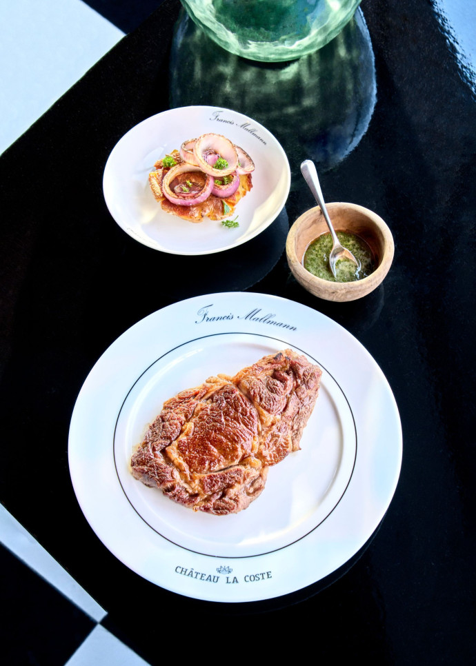 Au Château La Coste, l’entrecôte se déguste avec une sauce chimichurri et des pommes de terre écrasées.