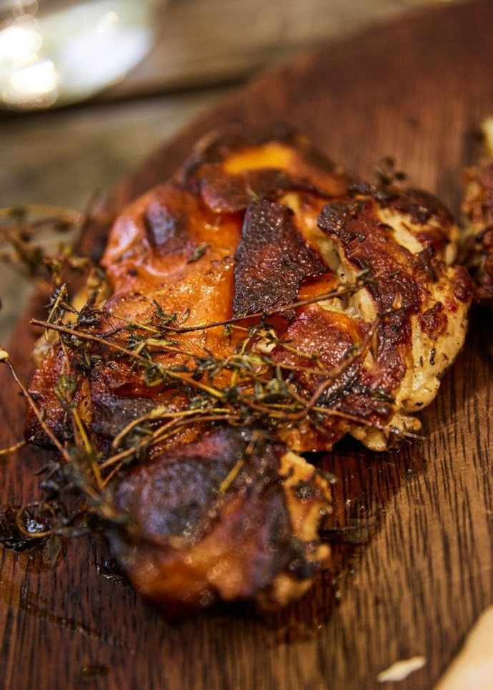 Poulet au confit d’orange avec un bouquet de thym.