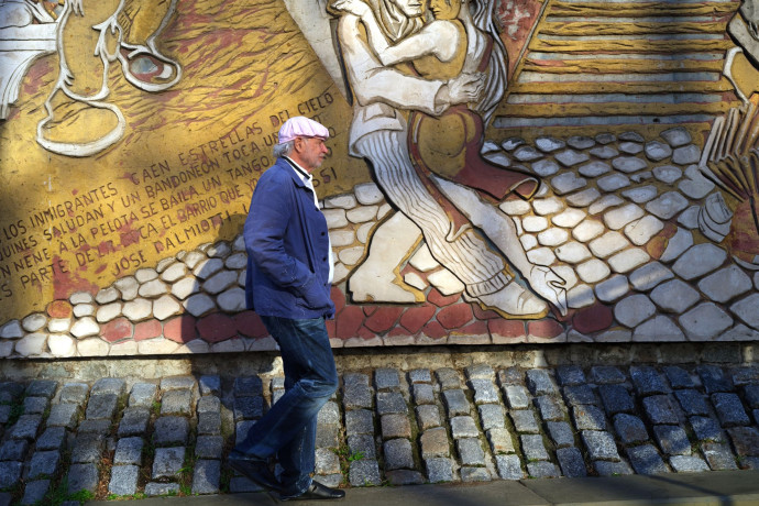 Mallmann aime arpenter les rues, que ce soit celles de son quartier de La Boca, à Buenos Aires, ou de Paris, Barcelone et ailleurs, pour nourrir son imagination et laisser libre cours à ses pensées.