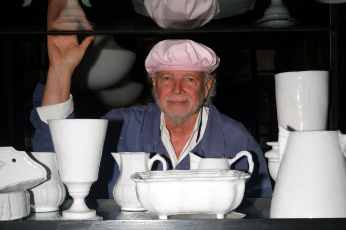 Des racines indigènes de son continent à l’Europe de ses ancêtres, Francis Mallmann puise son inspiration dans un imaginaire géographique unique, traçant sa route loin des modes. Itinéraire d’un classique en avance sur son temps, 2025 - TGL