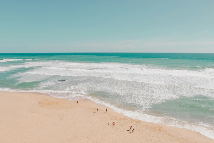 Mocassins, montre, chapeau... Voici les 10 indispensables du Beach Boy pour un été aussi élégant que désinvolte, 2025 - TGL