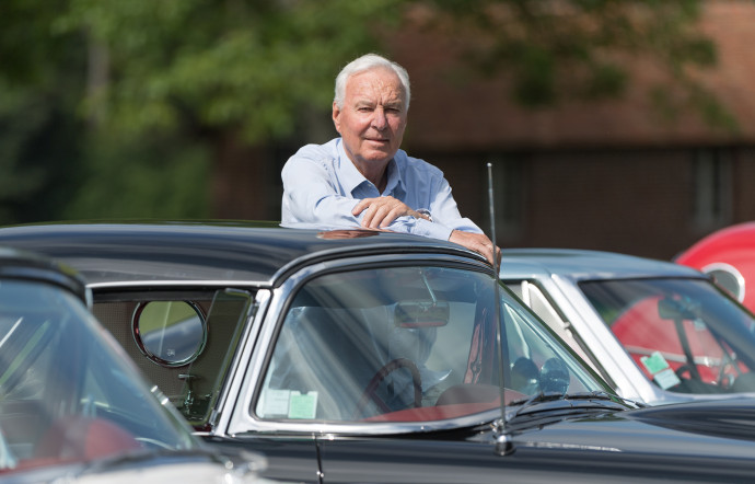 Bernard Fornas avec son Aston Martin DB5 décapotable de 1964.