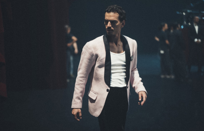 Un danseur avec une veste en tweed Chanel.