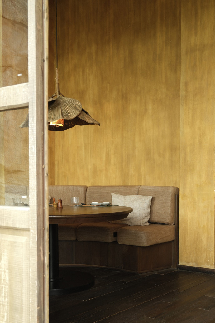 Le restaurant du petit-déjeuner reprend le colorama ocre des Hill Pool villas.