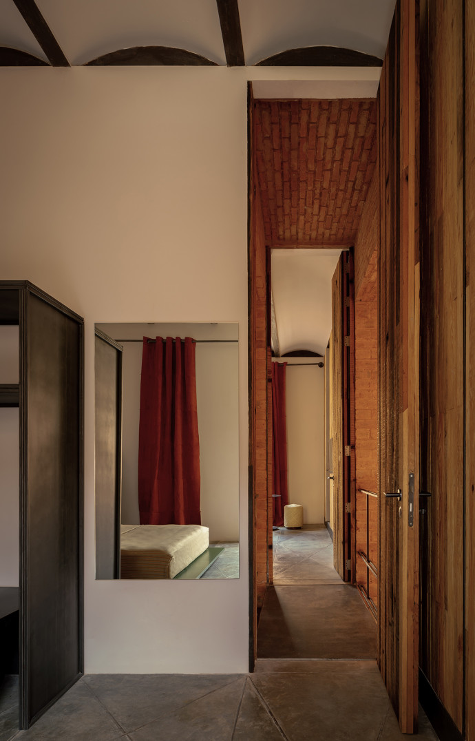 Les chambres, presque monacales, offrent au visiteur l’espace de se reposer.