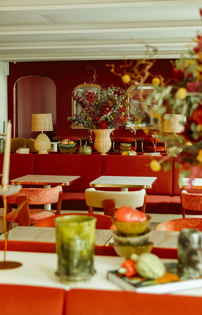 L’intérieur de Laïa Monceau est baigné de lumière et s’ouvre sur la terrasse du restaurant.