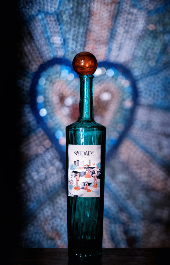 Avec la silhouette élancée coiffée d’un bijou couleur rubi, la tequila Saudade est un produit premium.
