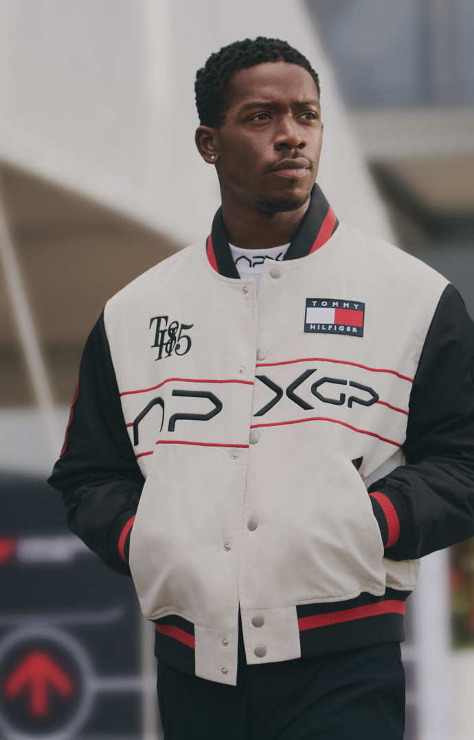 « Travailler avec Tommy Hilfiger s’est imposé comme une extension naturelle de mon rôle de pilote dans le film », a confié Damson Idris.