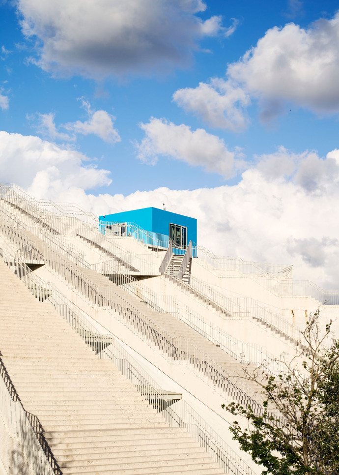 Au-delà de ces dérives spéculatives, une autre Tirana émerge. Partout, des lieux consacrés à l’art, à l’innovation ou aux nouvelles technologies ouvrent, telle la Pyramide.
