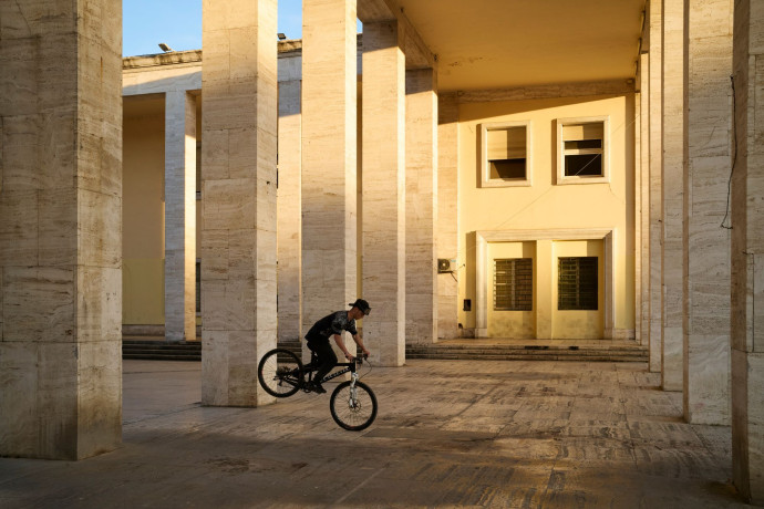De plus en plus de jeunes Albanais envisagent de vivre et travailler dans leur pays d’origine au lieu d’aller grossir les rangs de la diaspora. Ici, place Italia, devant le Musée archéologique.