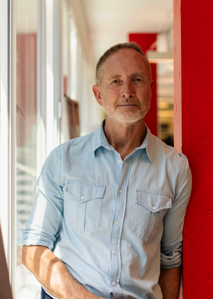 Présent au cœur des équipes, Adam Brown défend une approche collaborative.