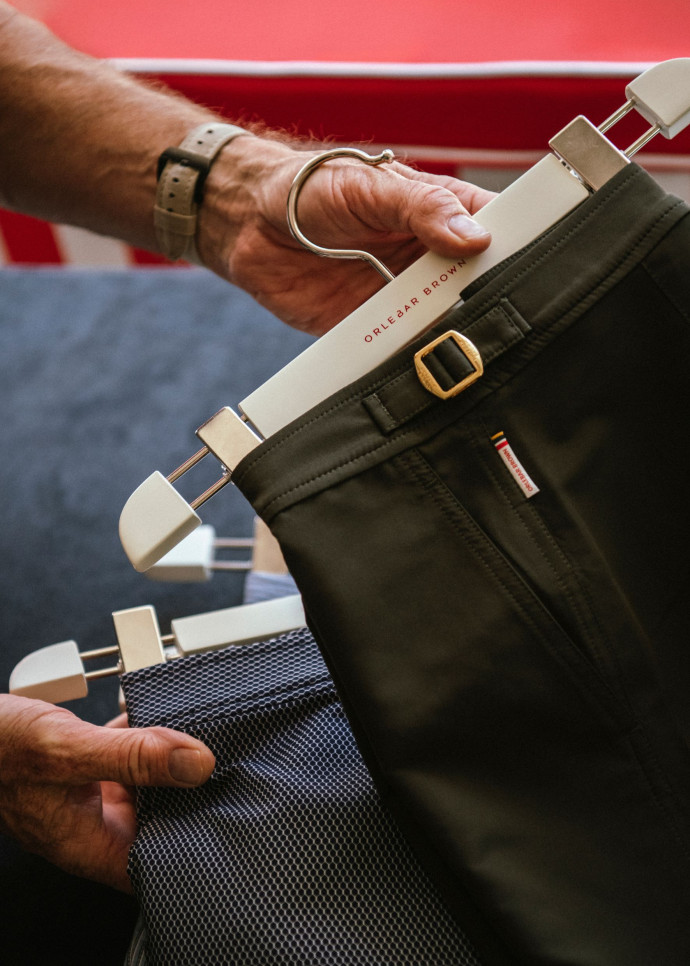 Les boucles métalliques des tiretes de serrage latérales sont devenues la signature de style des maillots de bain Orlebar Brown.