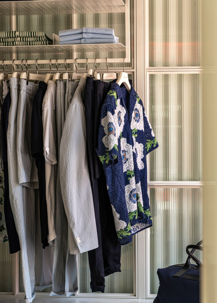 Orlebar Brown propose désormais un vestiaire complet pour être chic en toute occasion dans un environnement balnéaire.