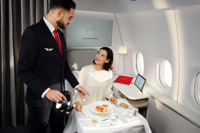 En 2025, au départ de Paris, les chefs trois étoiles Emmanuel Renaut, Arnaud Lallement et Anne-Sophie Pic se relaient pour signer les menus proposés aux hôtes La Première.