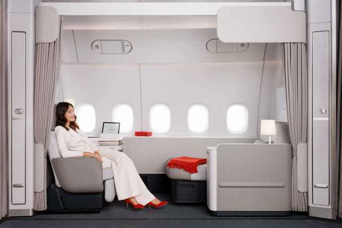 L’espace de vie de la suite La Première s’étend sur cinq hublots, une exclusivité Air France.